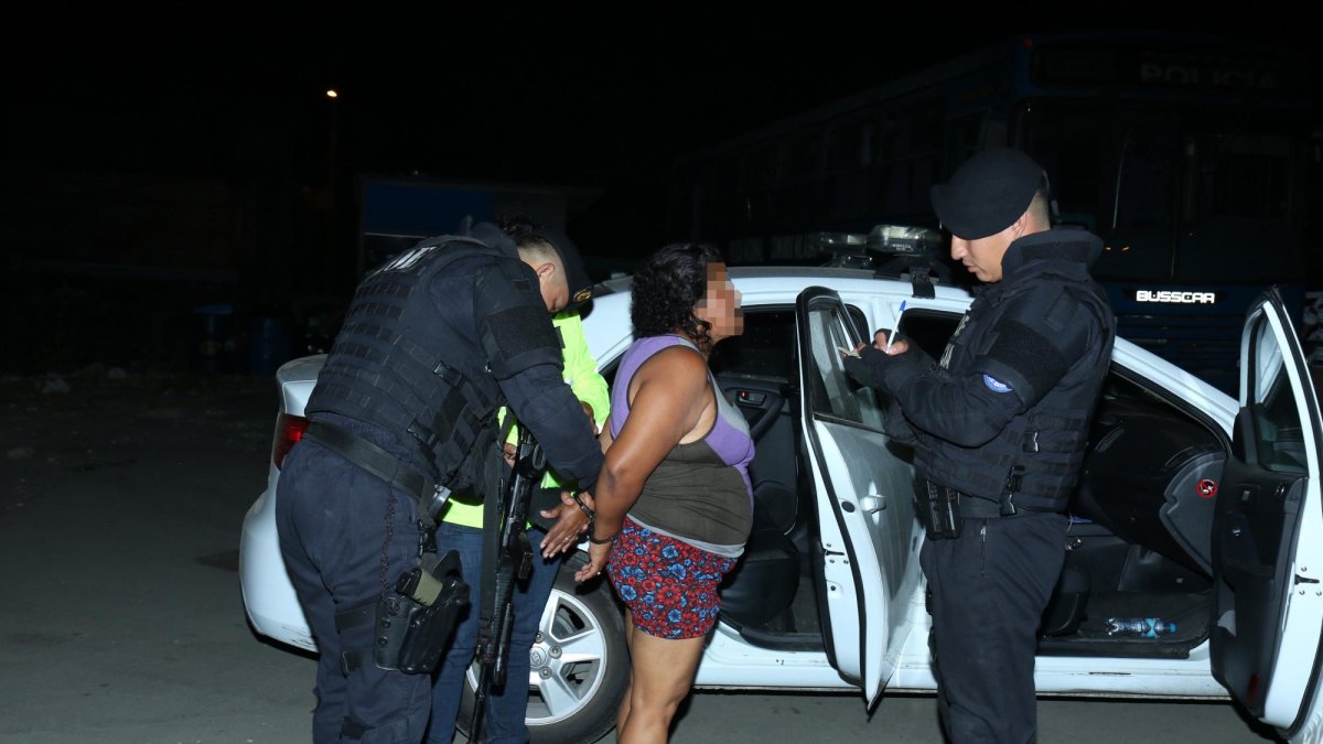 Otra de las implicadas arrestadas, tras un operativo en Durán.