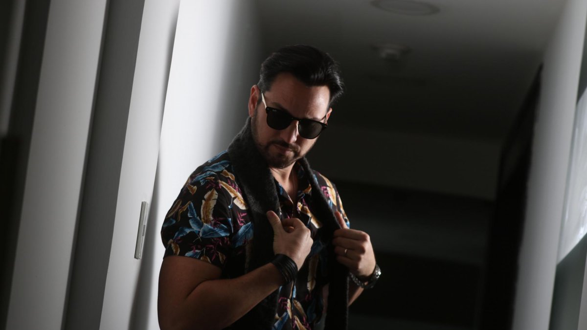 El artista ecuatoriano está cursando una carrera en Estados Unidos, está próximo a culminarla.