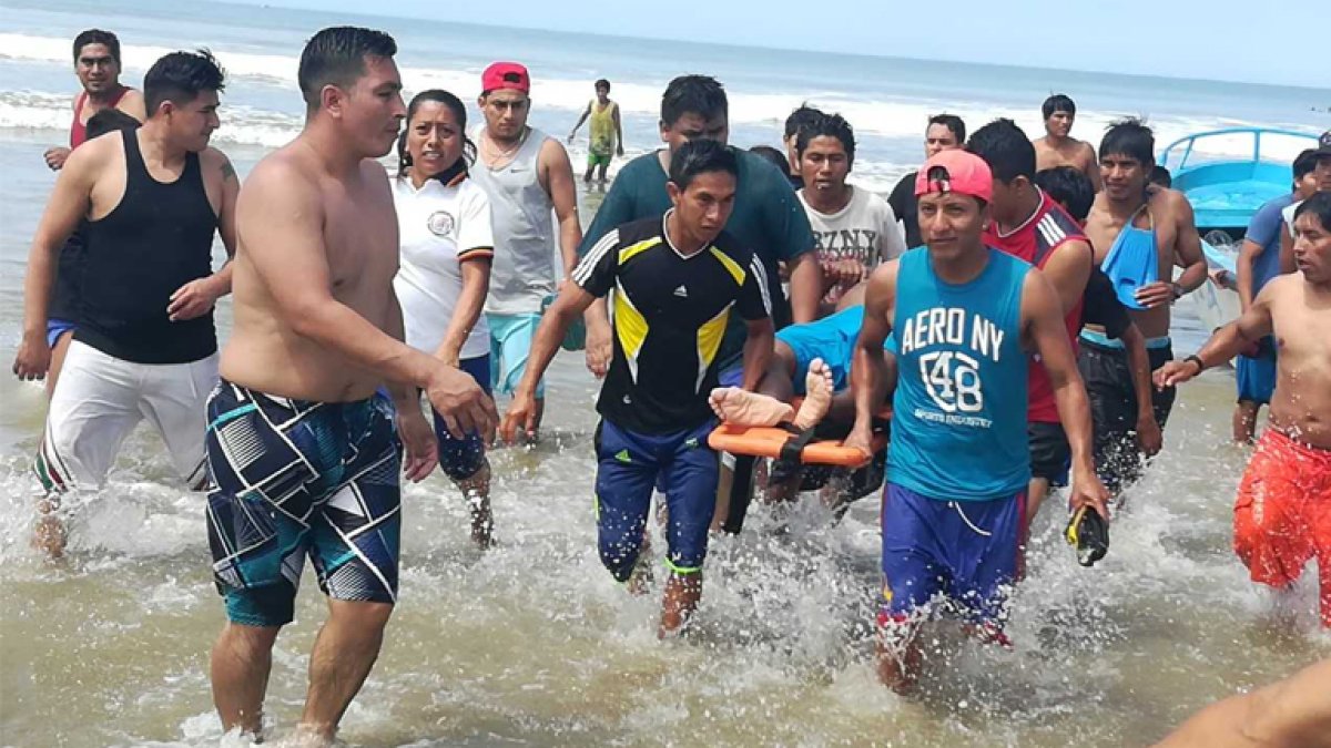 Bañistas ayudaron a rescatar los cuerpos.