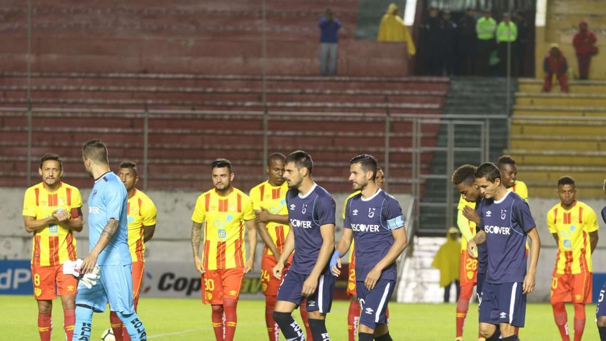 Ambos elencos salieron al gramado cinco minutos antes de que empiece el partido (19:10) y esperaron de pie los 40 minutos reglamentarios antes de retirarse. Cuando el tiempo se cumplió, los jugadores se retiraron a los camerinos.