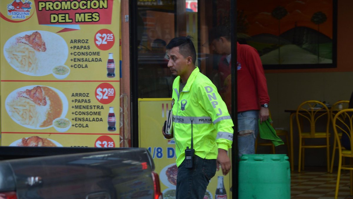 Agentes de la Policía Judicial (PJ) llegaron a la zona para levantar indicios del robo.