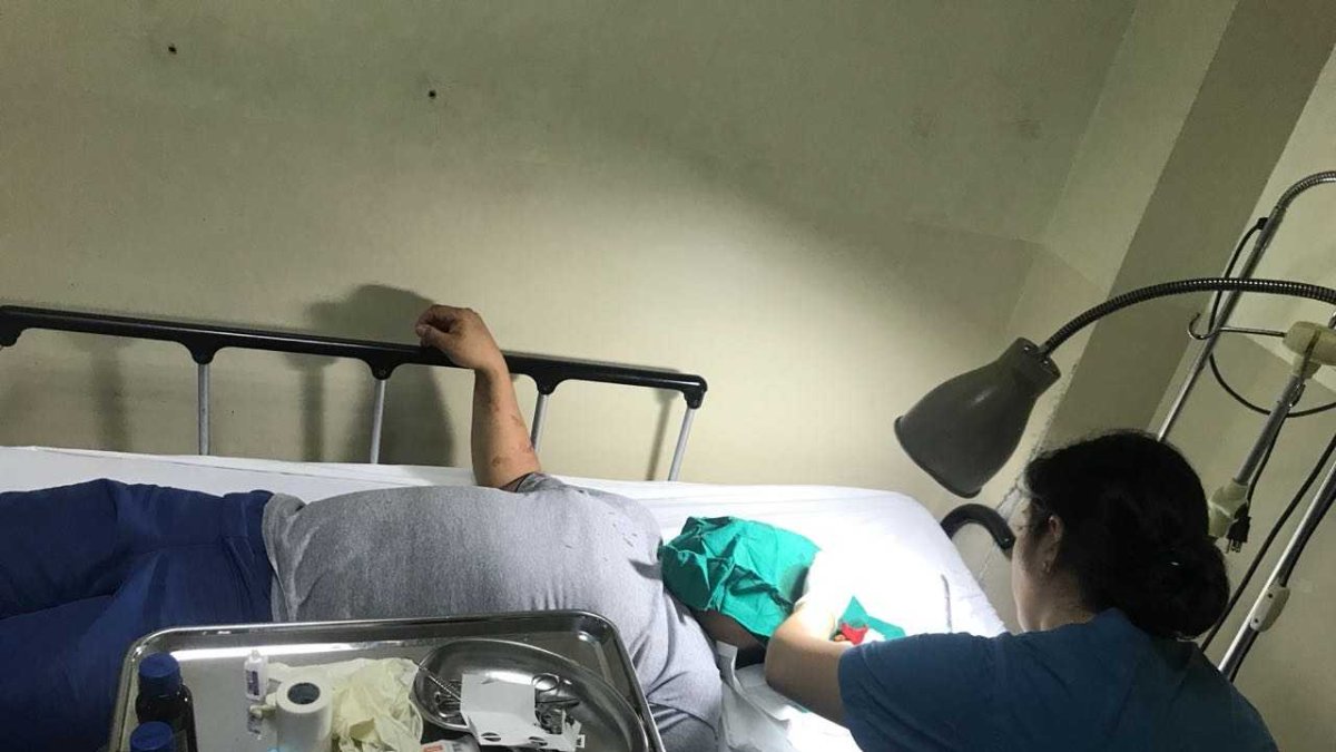 Agente resultó herido con un corte en la cabeza.