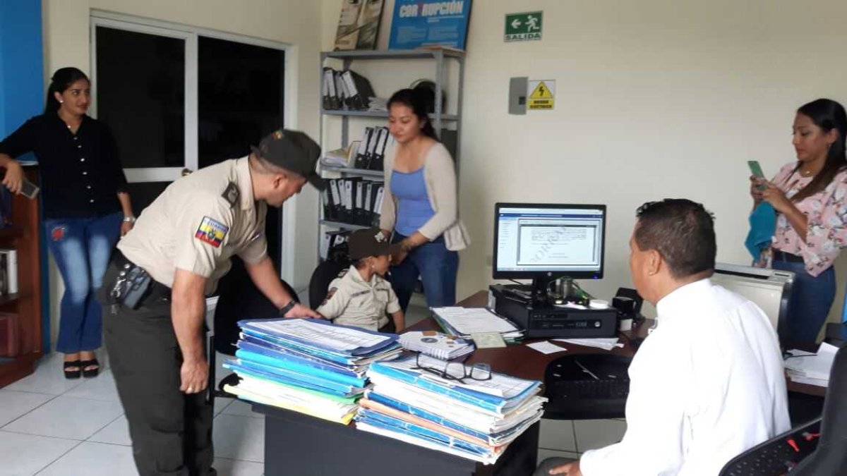 Vania recibe información de las instituciones públicas