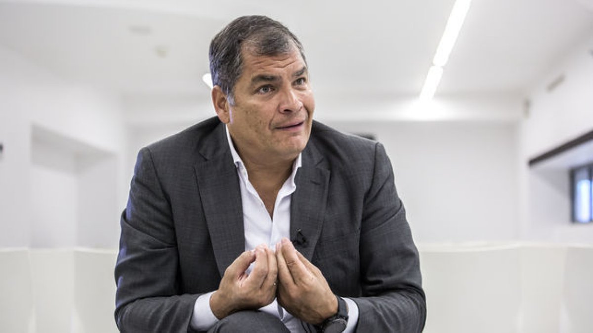 El expresidente, que reside en Bélgica desde hace un año y de donde es natural su esposa, debe presentarse cada quince días