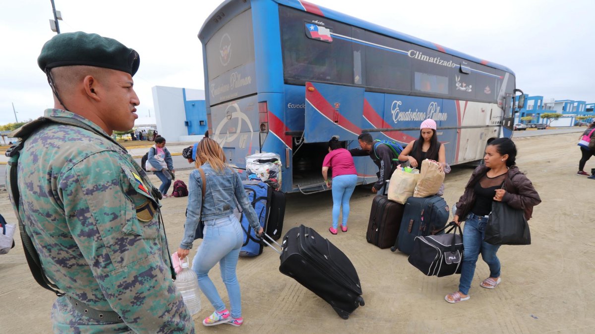 Las autoridades habilitaron un servicio de transporte gratuito para los venezolanos.