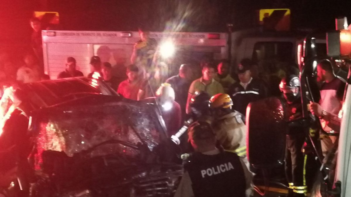 El carro en el que se movilizaban quedó destruido en su parte frontal.