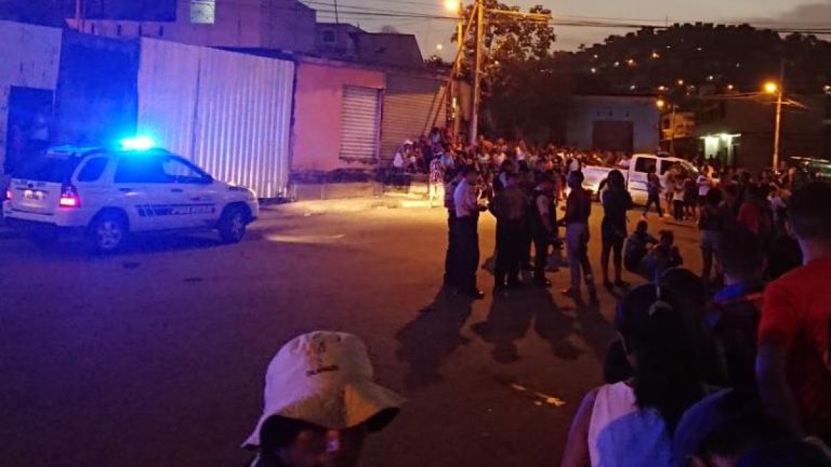 Habitantes de ña cooperativa Paracaidistas 2, en la Nueva Prosperina.