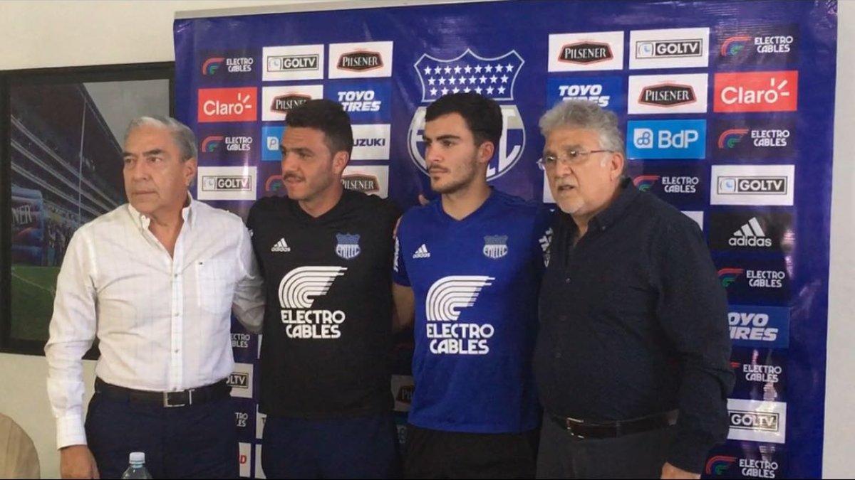 El volante, junto a su nuevo técnico Mariano Soso y directivos de Emelec.