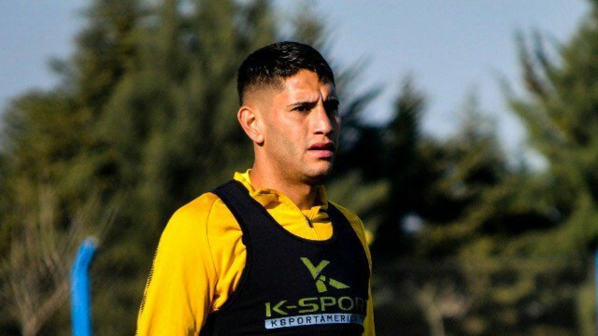 López Pisano tiene 21 años, es zurdo y juega de enganche.