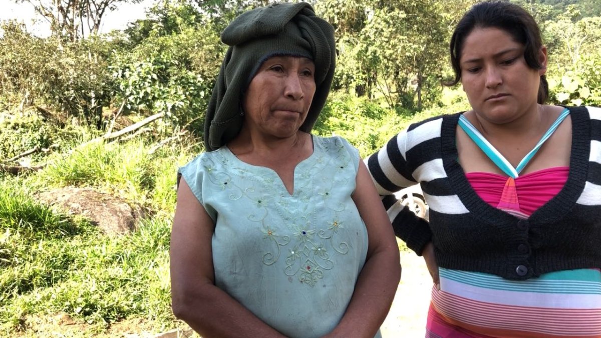 Carmen Beluduma (vestido celeste), dijo que ella no sabía nada de lo que su esposo le hacía a sus hijas.