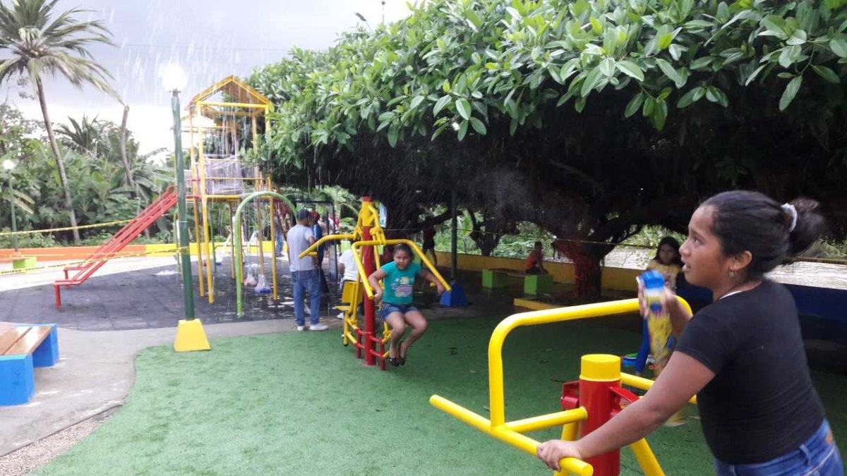 Los niños se entusiasmaron por los juegos infantiles.