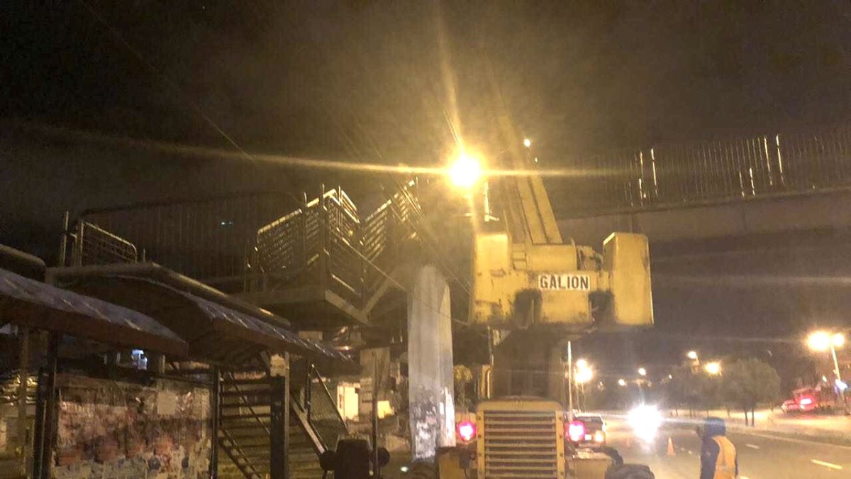 El choque de un vehículo pesado ocasionó el daño de la estructura.