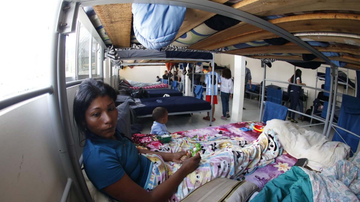 Tras ser trasladados por autoridades municipales a centros de acogida, los venezolanos duermen en camas y se organizan para la realización de actividades en dichos sitios.