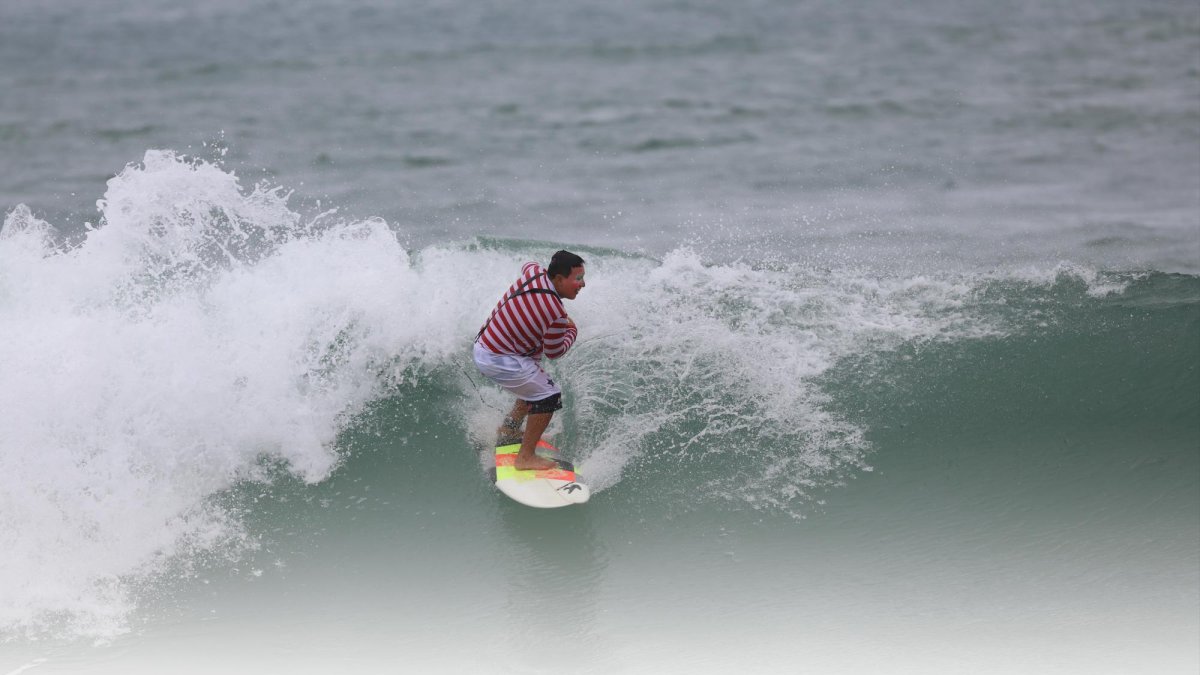 Gavetín se va a surfear hasta vestido y pintado como payaso.