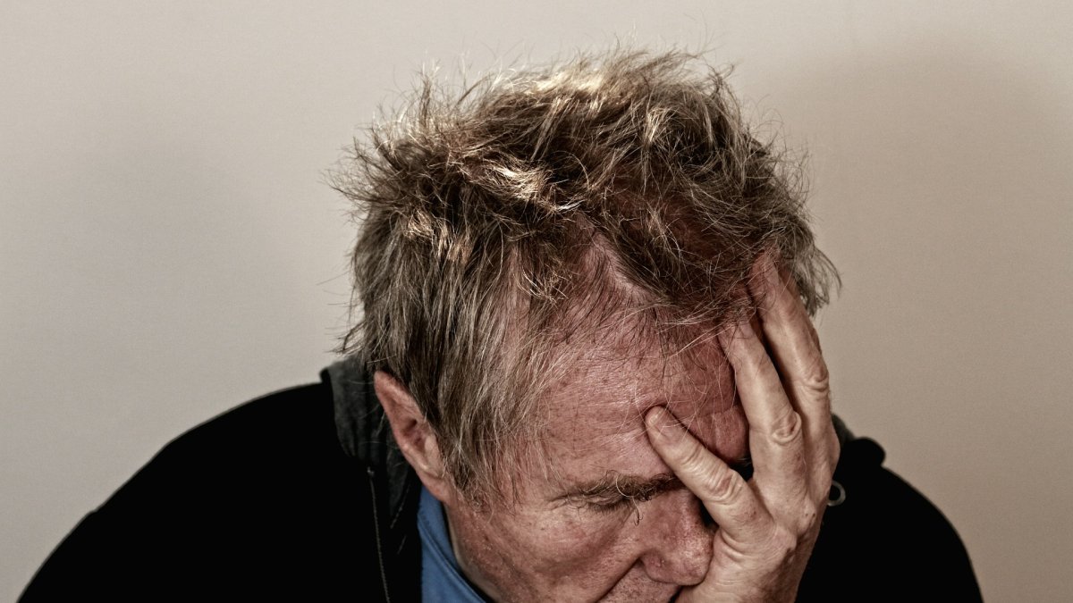 La apatía puede tener que ver con un estado de ánimo negativo o bajo.