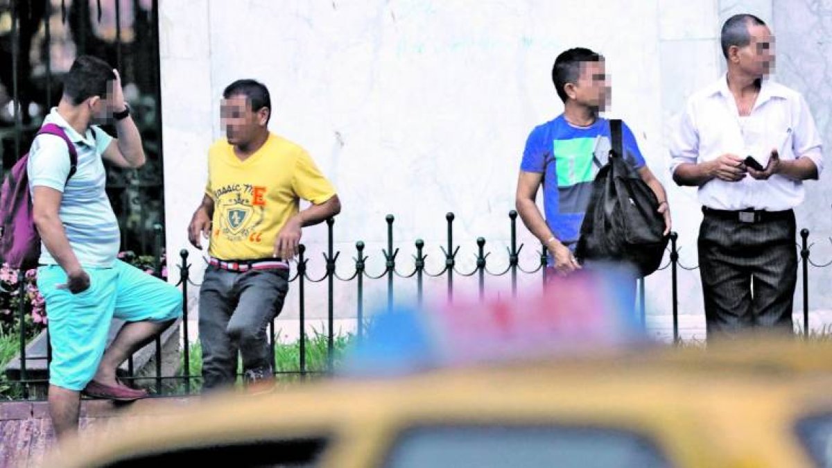 Panorama. La oferta y la demanda. Unos ofrecen, mientras otros llegan en busca del servicio. En la vía pública se hace el enganche