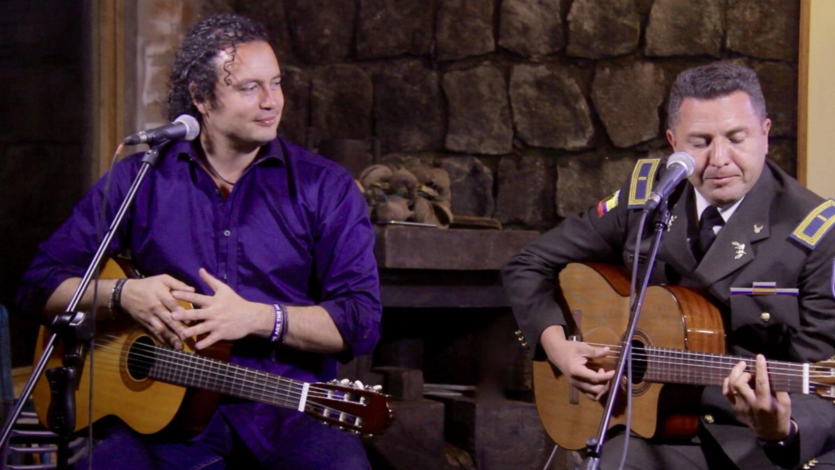 Vicente Abril es un policía cantante. Su primera canción promocional la grabó con Fausto Miño y se inspiró en una crisis que tuvo en su matrimonio.