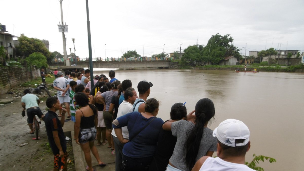 Según testigos, cuando el joven de 22 años se bañaba en el afluente, fue arrastrado por la fuerte corriente y en cuestión de minutos pereció ahogado.