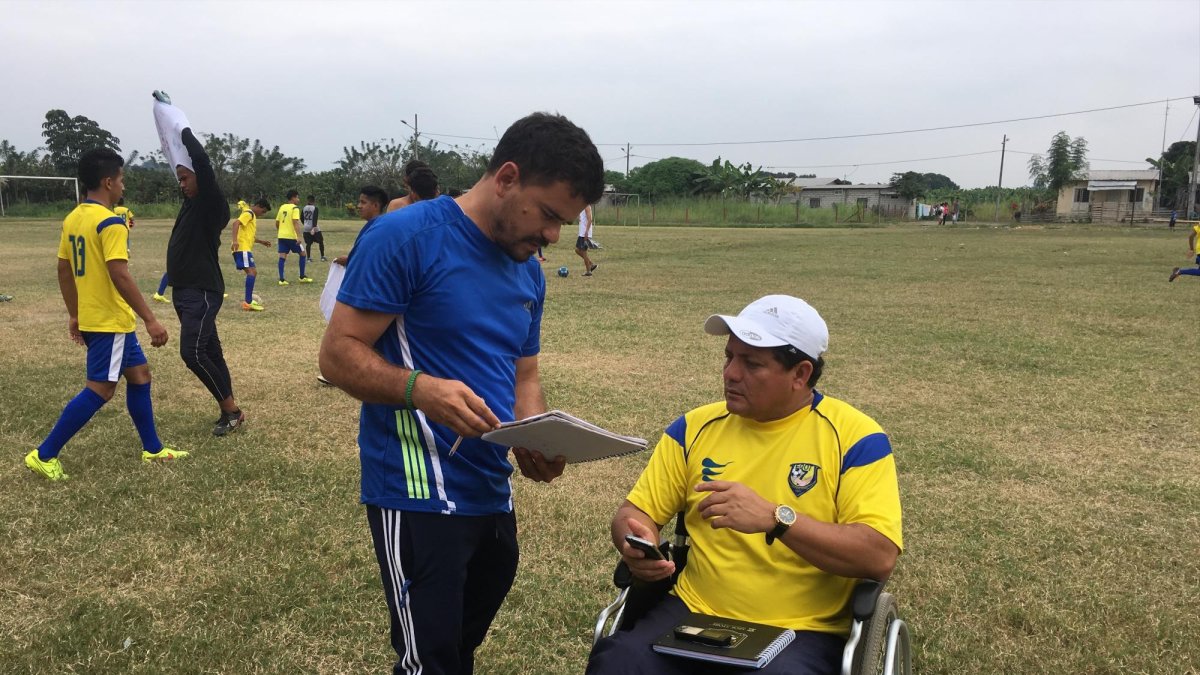 Iris Muñoz fue jugador de fútbol y hace 10 años perdió la movilidad de sus piernas.