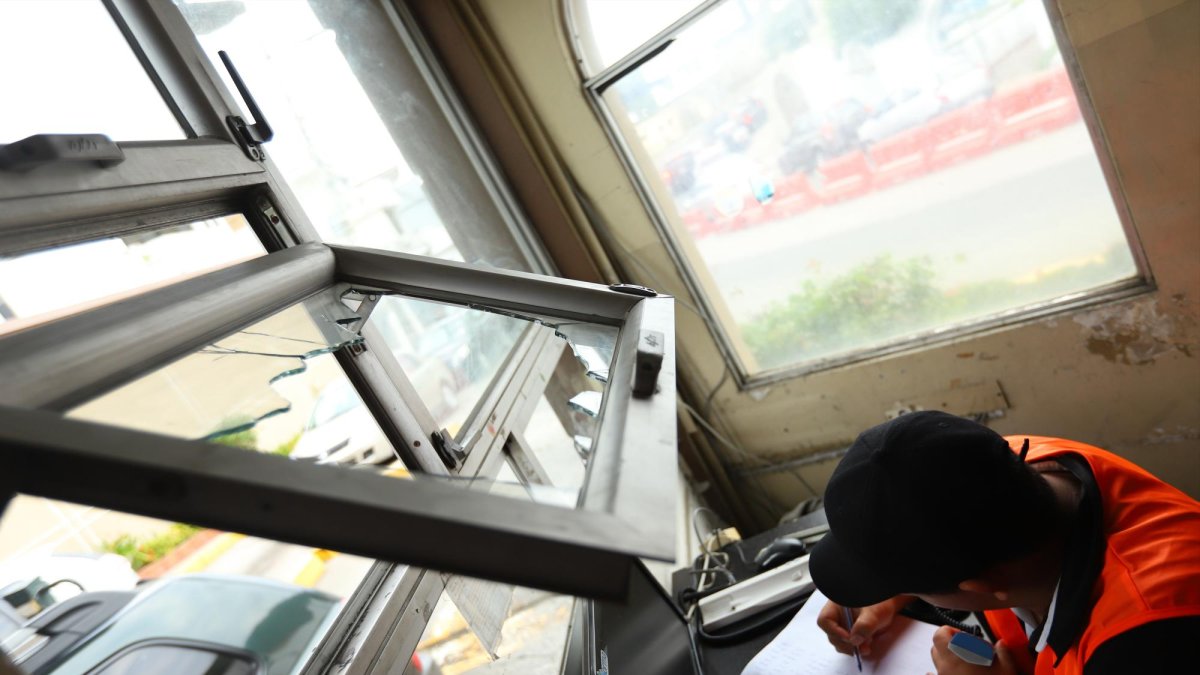 Parte de los vidrios de la garita quedaron rotos tras la violenta escena del pasado domingo 5 de agosto.