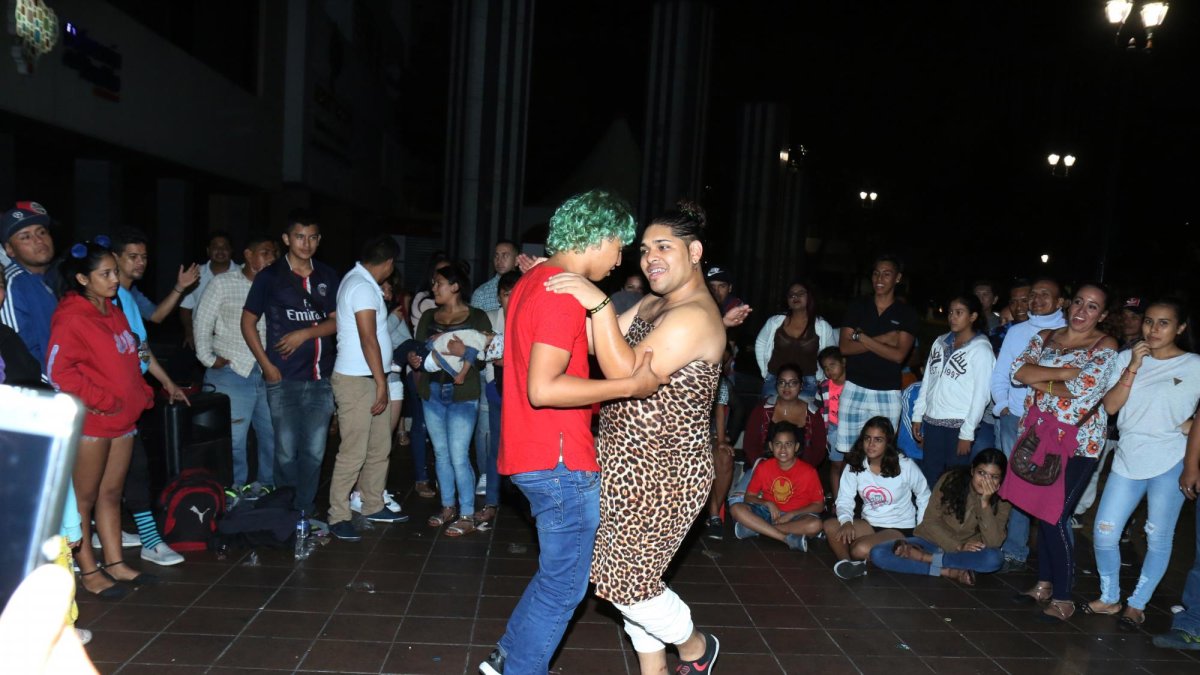 Kléber Méndez y Patricio Delgado, como una pareja ‘normal’, brindaron su show a punta de reguetón.