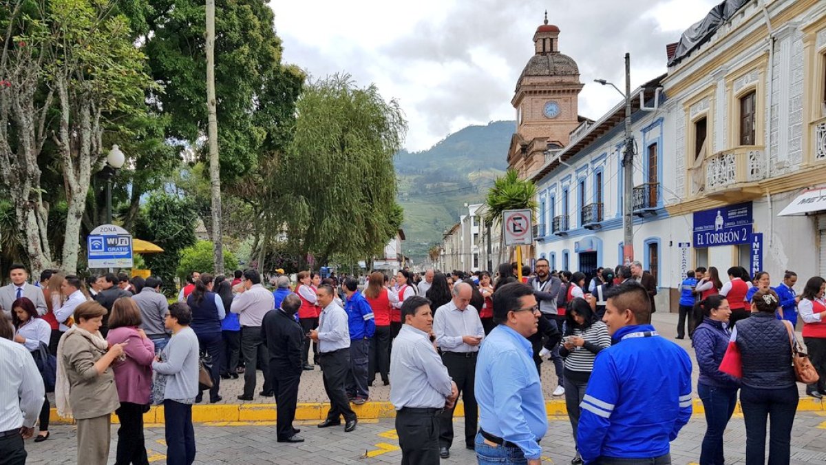 Los estudiantes de la Universidad Técnica del Norte evacuaron sus salones.