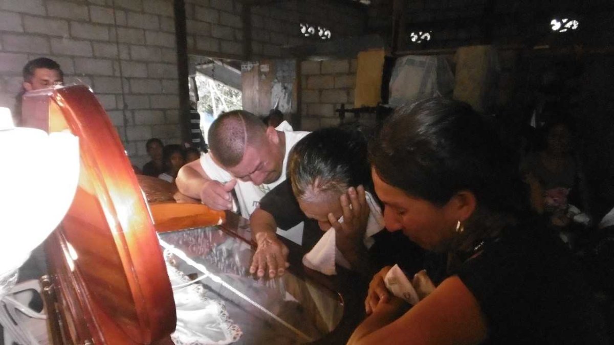 Familiares lloran la muerte de Juan Castro.