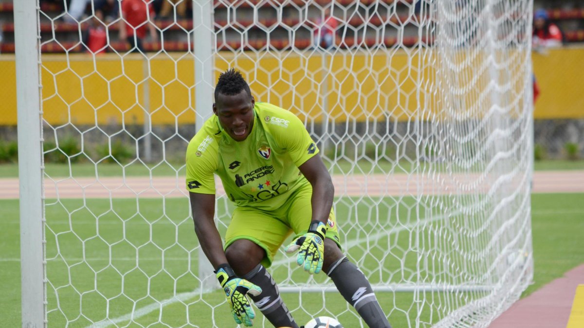 El arquero resistió ante varios intentos de gol de los argentinos.