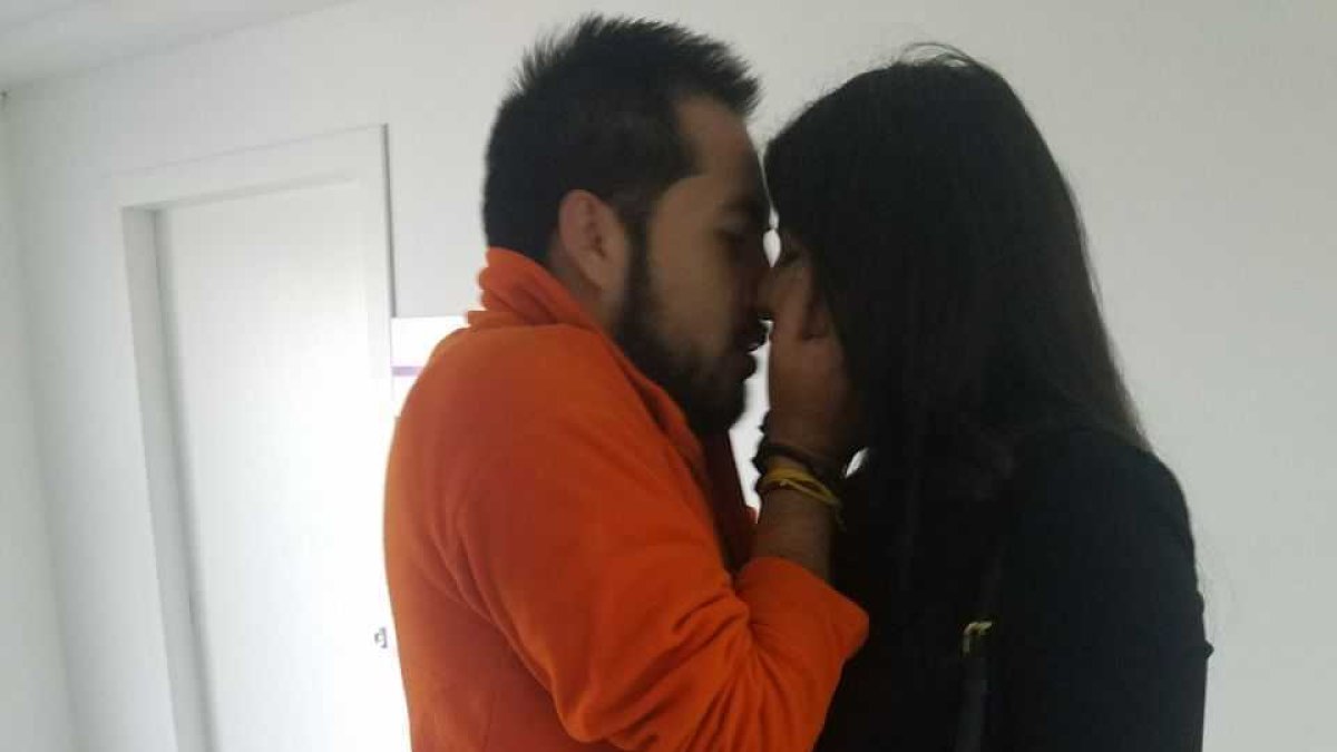 La expareja de la cantante Sharon quiso compartir su felicidad y subió a sus redes sociales una foto en la que agradece a Paula Rivera por el amor que le da.