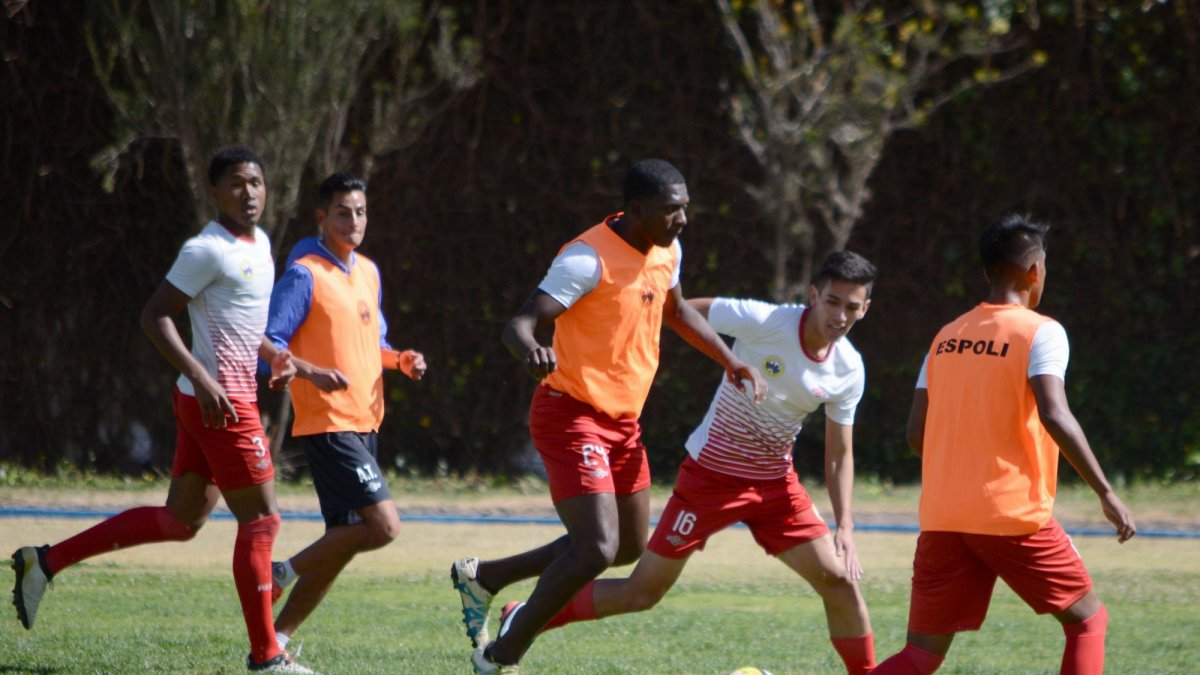 Los jugadores durante el entrenamiento del equipo.