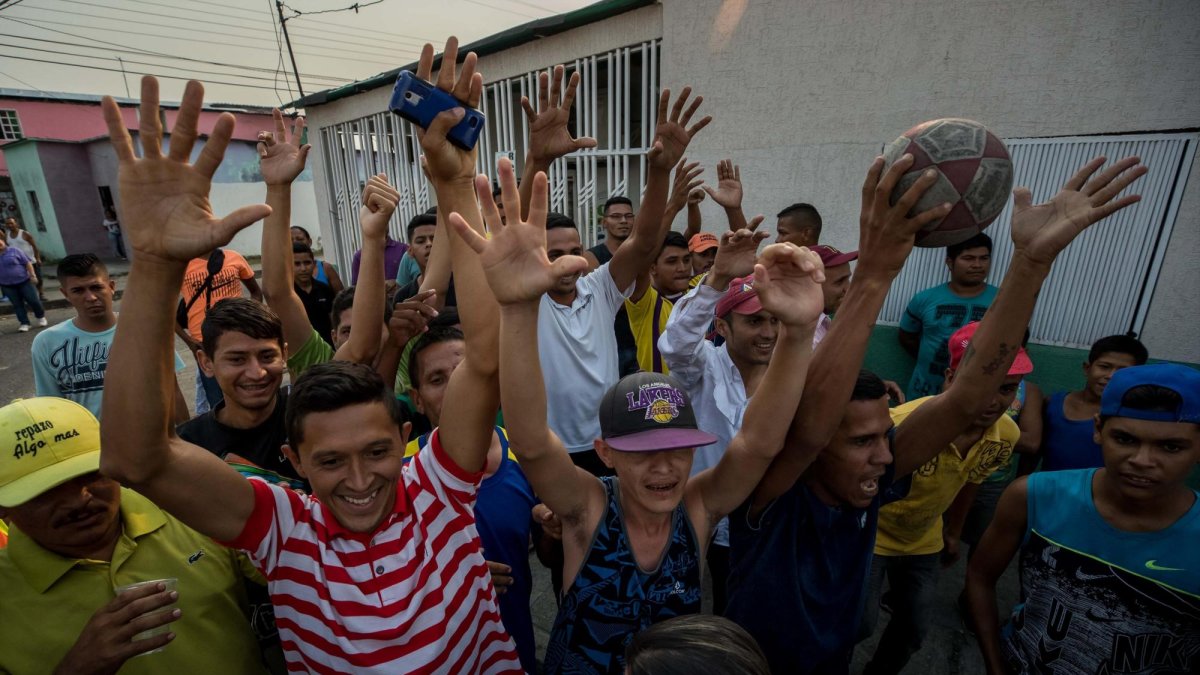 Los estantes de las tiendas suelen estar vacíos y tres cuartas partes de la población han perdido en promedio 8,6 kilos.