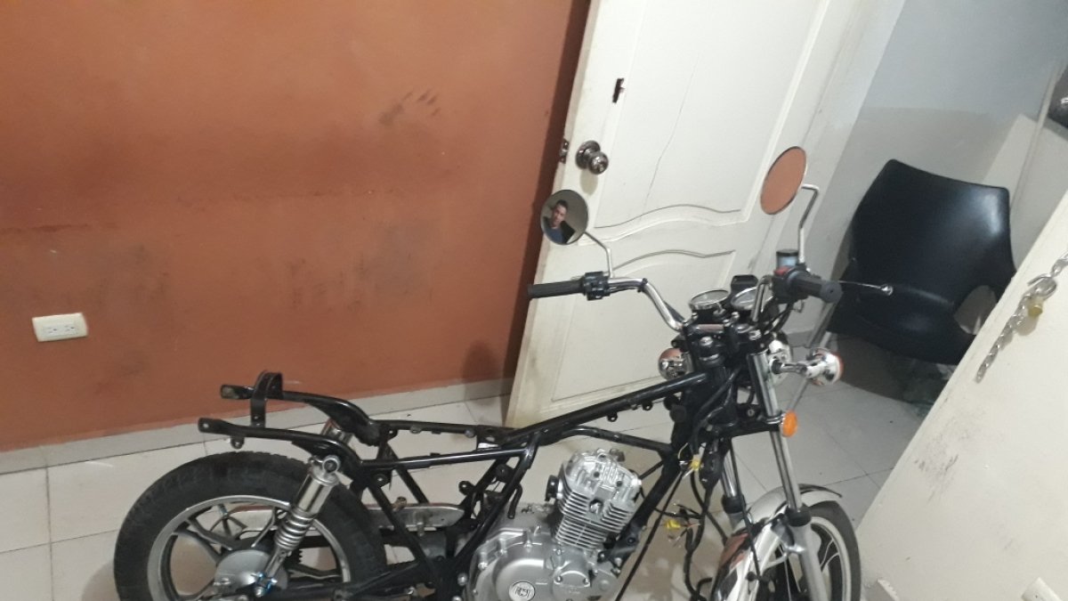 Los sospechosos interceptaban a sus víctimas en un vehículo, las amenazaban y se llevaban la motocicleta.