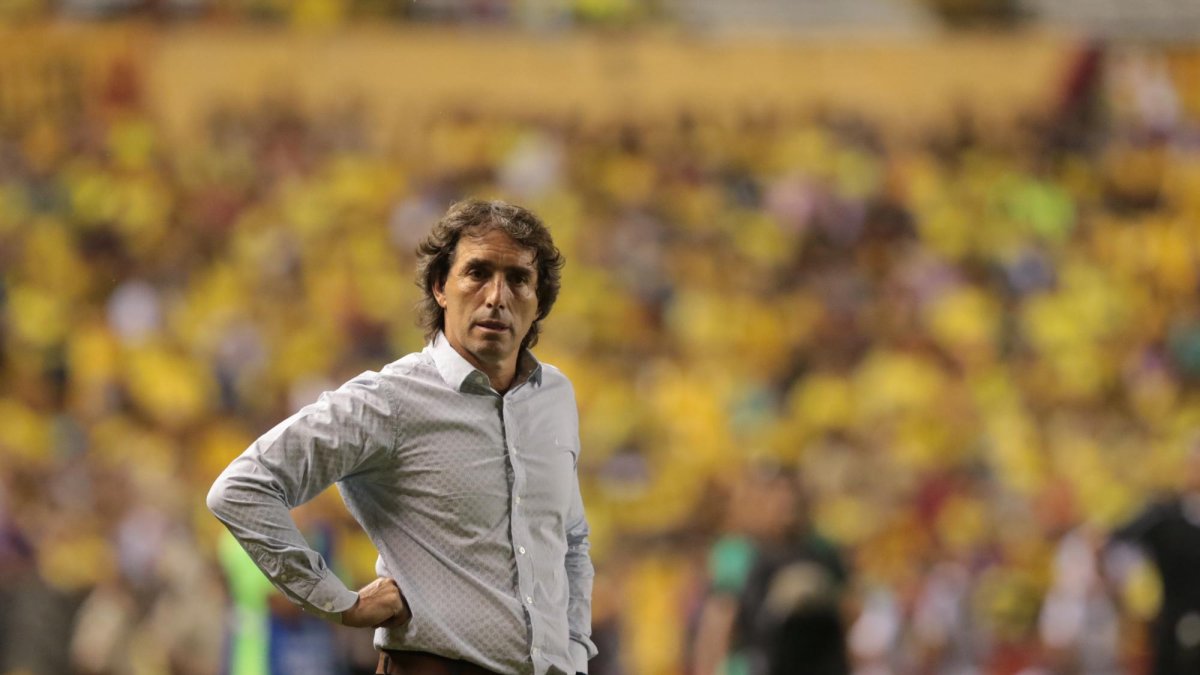 Guillermo Almada 48 años Es un entrenador uruguayo que llegó a Barcelona a mediados del 2015. En época de jugador lo hacía como volante de contención.