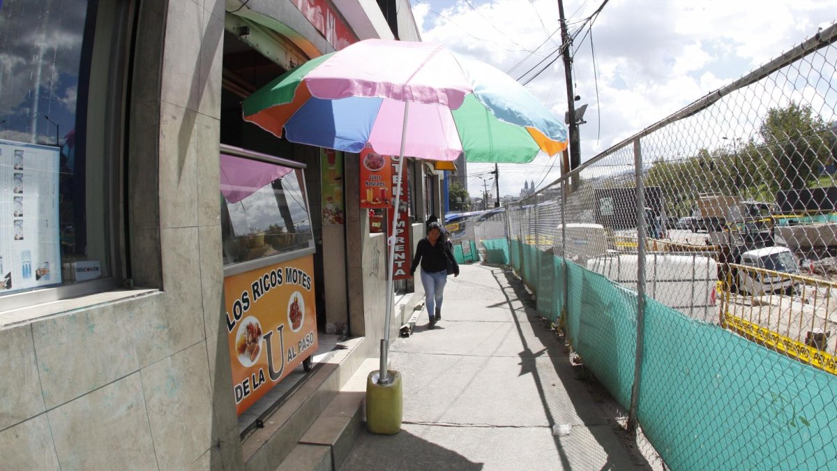 Un estrecho espacio permite a los transeúntes acceder a un tramo de la avenida América.