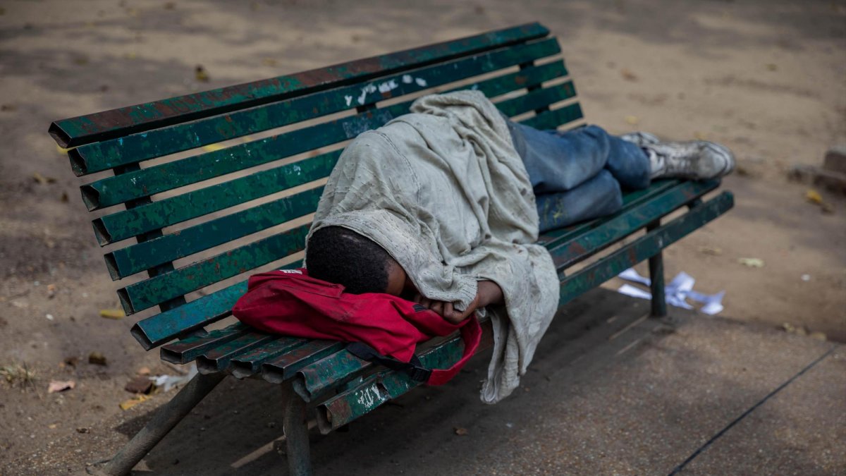 Los padres salen del país en busca de oportunidades; los niños, permanecen en las calles.