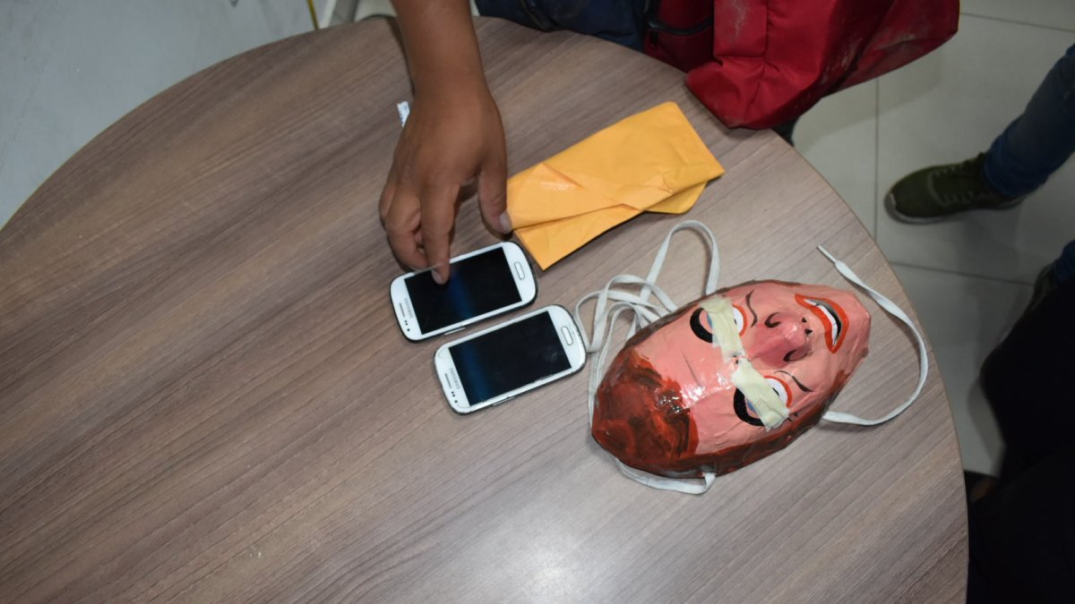 La máscara con la que el sujeto intentaba pasar desapercibida.