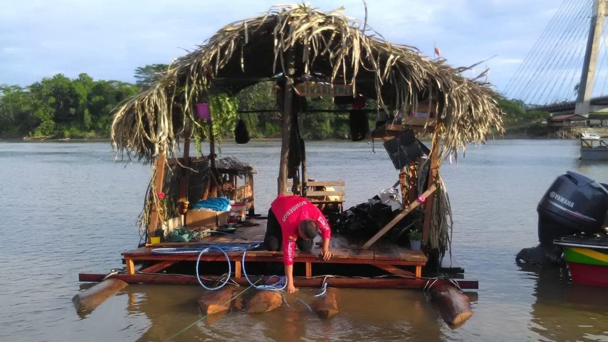 Tres extranjeros fueron rescatados, tras tener problemas con una balsa.