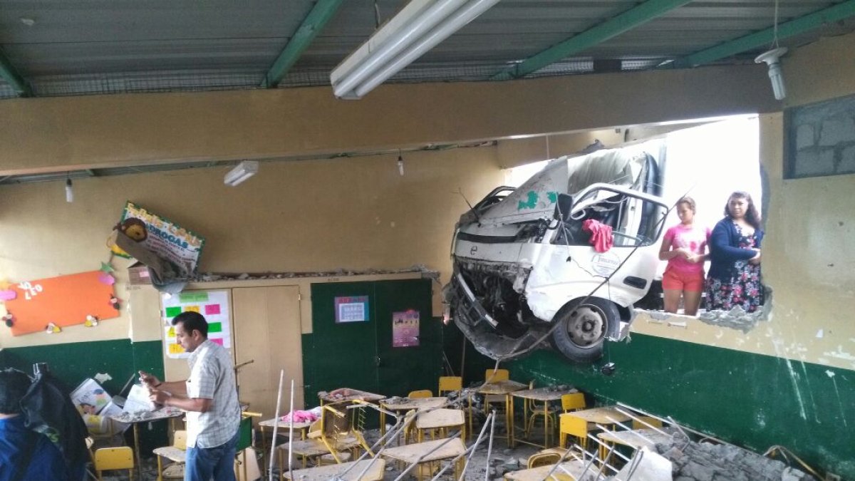 El camión se quedó enganchado en una viga.