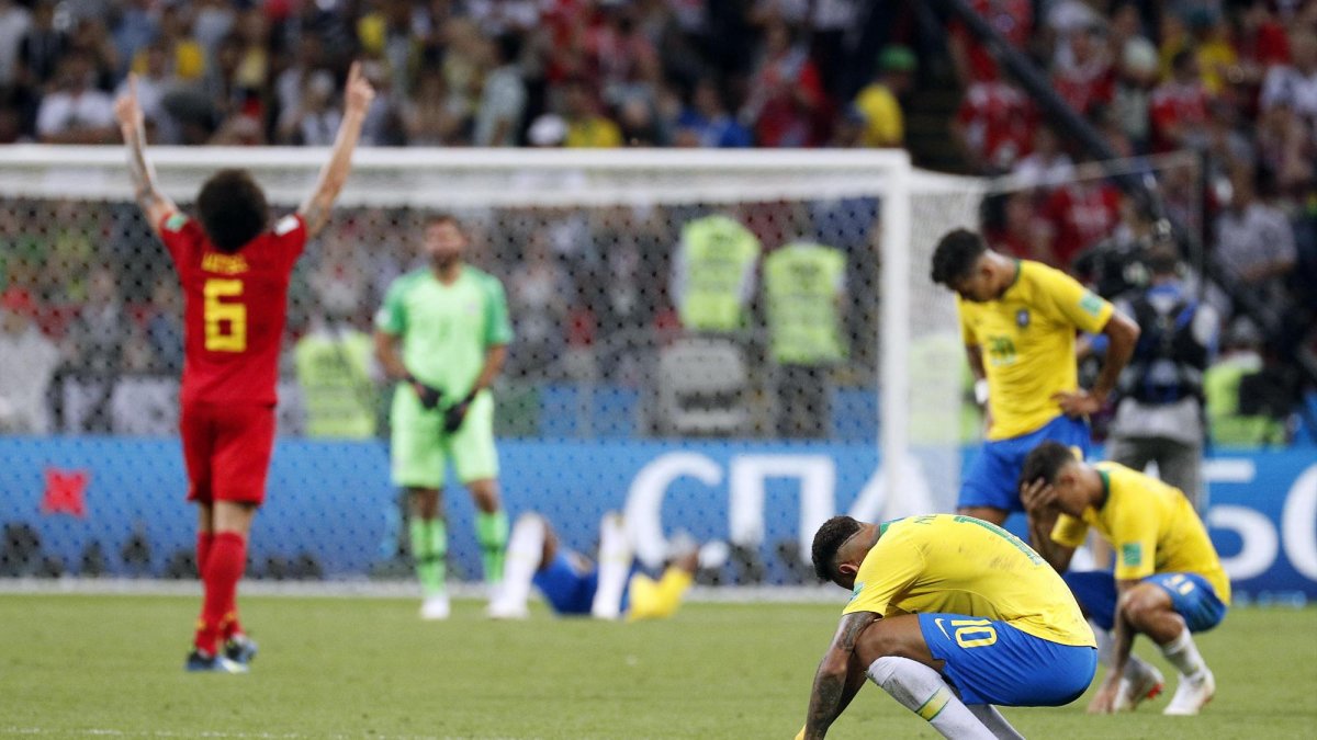 Neymar junto a sus compañeros de selección lamentan la derrota.