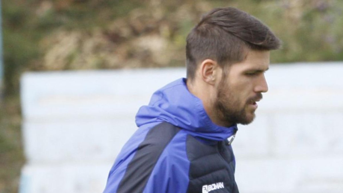 Miers puede jugar como defensa central o lateral izquierdo.