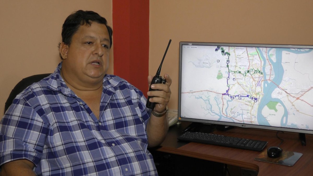 Antonio Navarro controla por GPS la ruta de los buses.