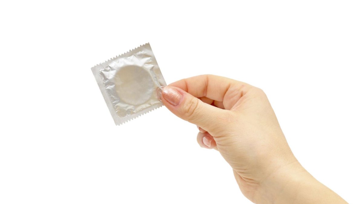 El condón es uno de los dispositivos utilizados para posibilitar las relaciones sexuales sin riesgo de embarazo.