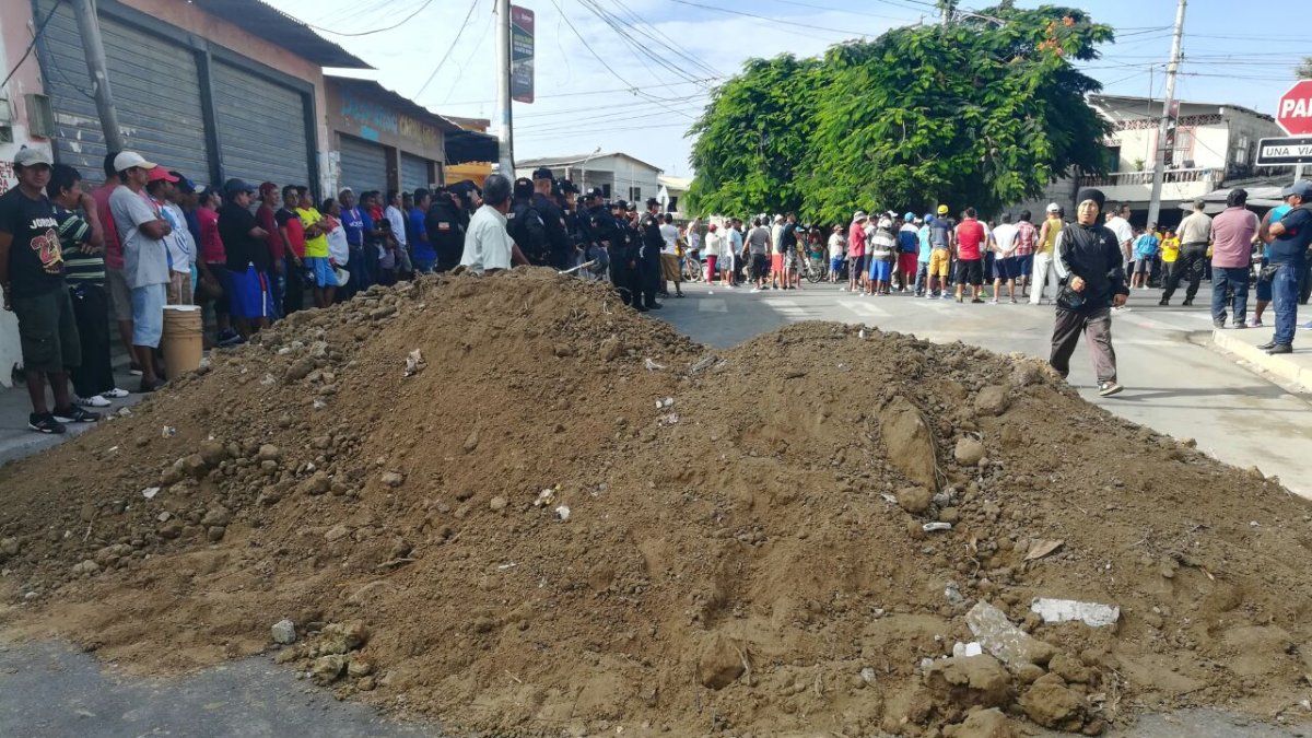 La vía hacia el puerto mencionado se encuentra obstruida con montículos de tierra desde las 06:00; así mismo se muestran rótulos donde los pescadores piden seguridad.