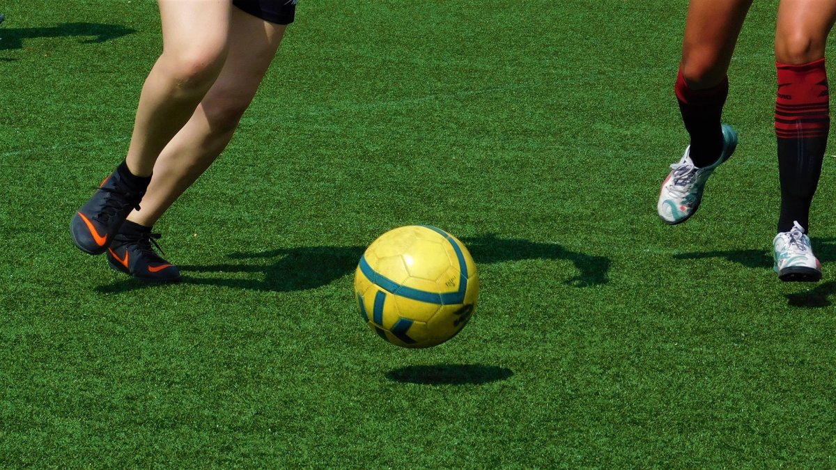 Alrededor de 30 millones de mujeres y niñas juegan fútbol en todo el mundo, según la FIFA.