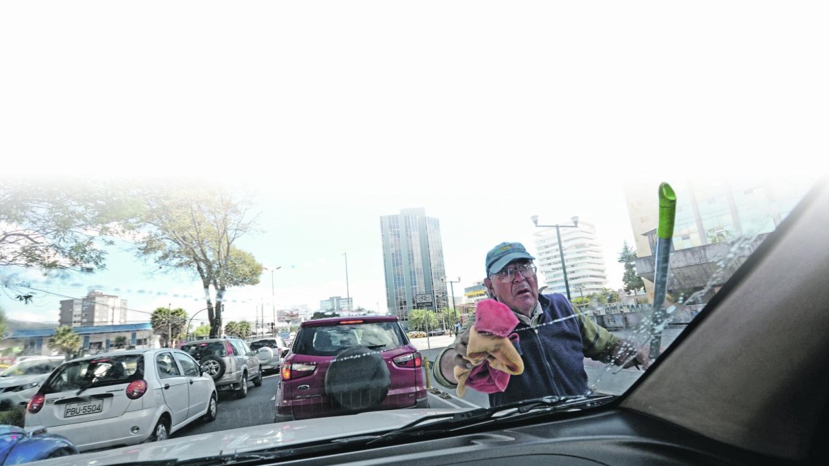 El semáforo de la Eloy Alfaro y Amazonas es su lugar de trabajo cada día.