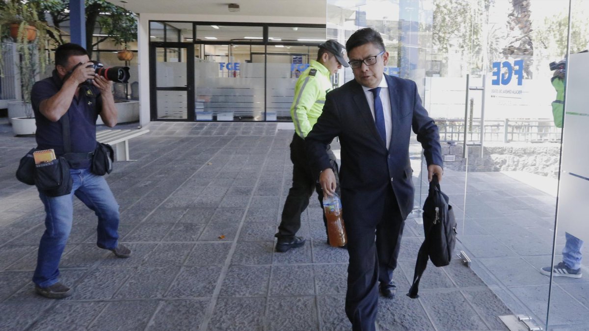 Luis Fernando Molina, de la defensa técnica del expresidente, en su arribo a la Fiscalía.