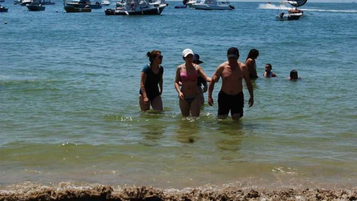 Turistas optaron por salir del mar.