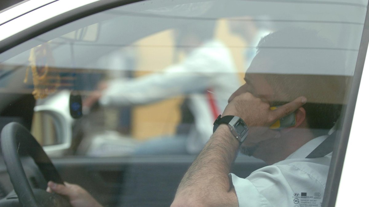 Las pantallas de video, comida, maquillaje o cualquier otro elemento que te haga quitar la mirada de la vía entran en esta categoría.