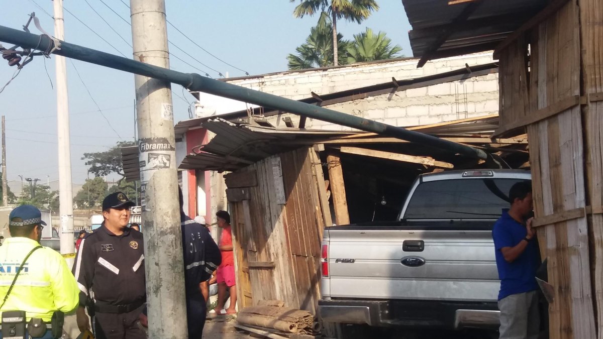La dueña de la casa contó que la cama donde su hijo de 12 años quedó destruída, pero agradece a Dios que su niño se haya salvado.