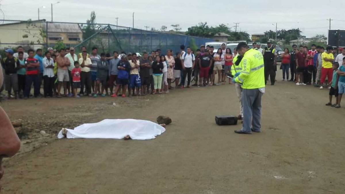 El ahora occiso estaba sin camisa tendido en el piso y con varios golpes en su rostro.